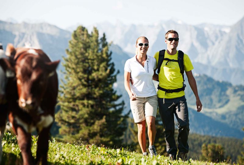 wandernpaar_kreuzjochhtte_zillertaltourismus_andreschoenherr.jpg