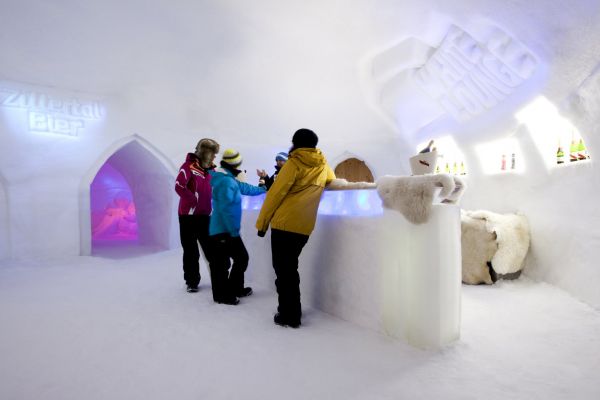 WhiteLounge_MayrhofnerBergbahnen_Schneebar1.jpg